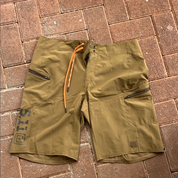 5.11 Tactical Men's Brown Swim Cargo Shorts - Picture 1 of 4